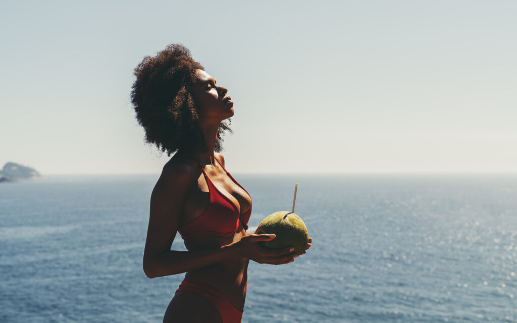 Mulher tomando sol com bronzeador.