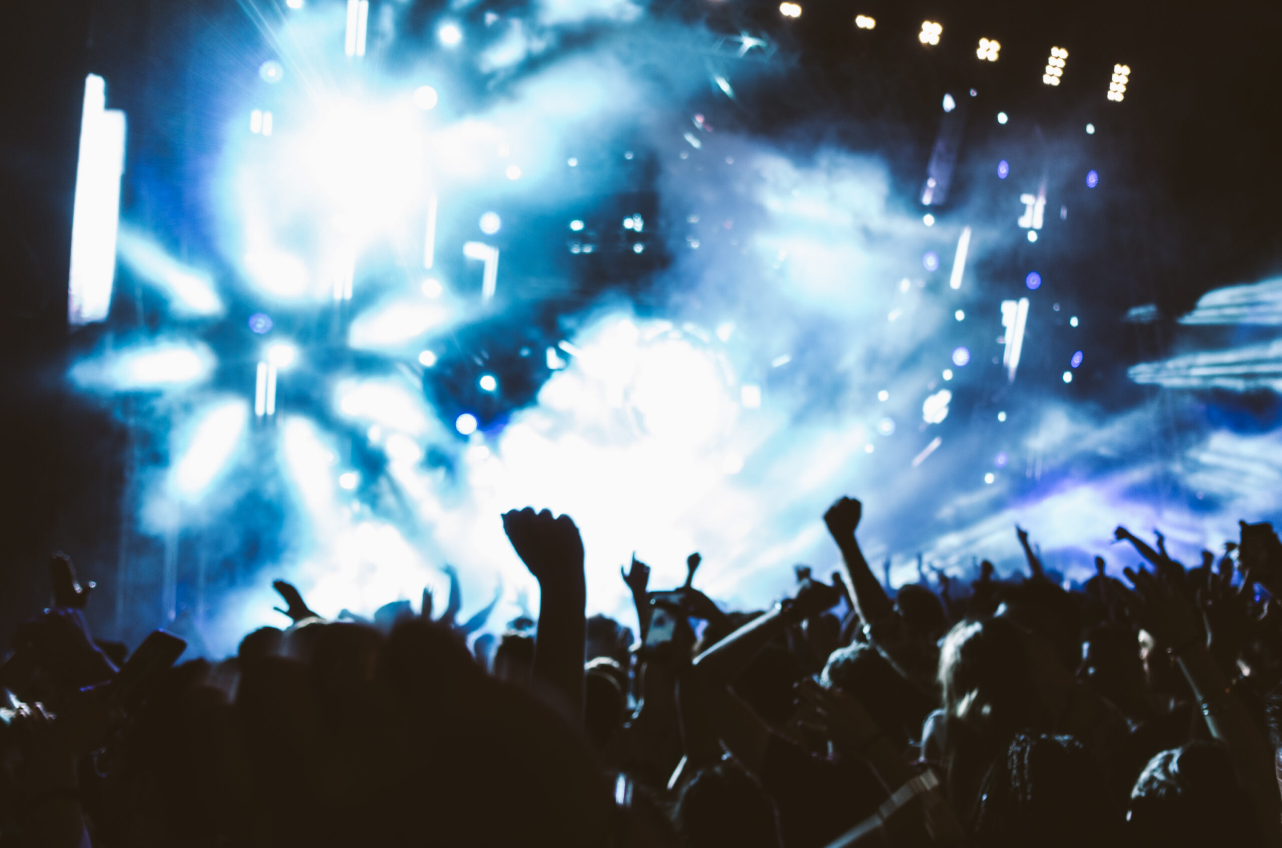 Evento Lollapalooza com pessoas aproveitando o show.