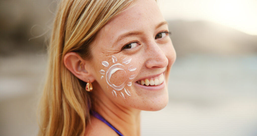 mulher com protetor solar em forma de sol.