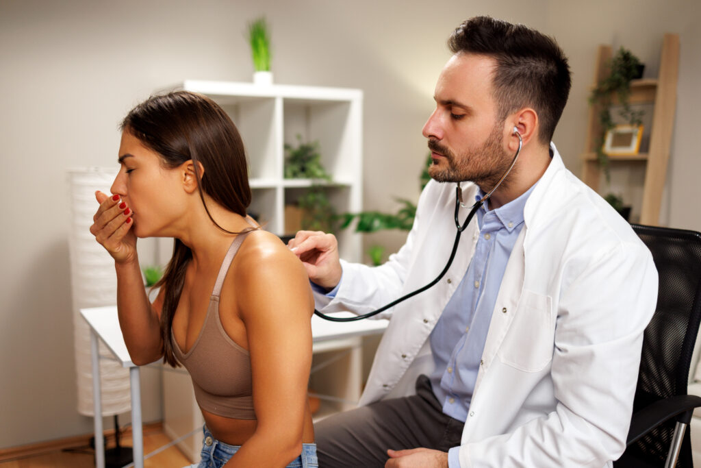 Mulher sendo atendida pelo médico