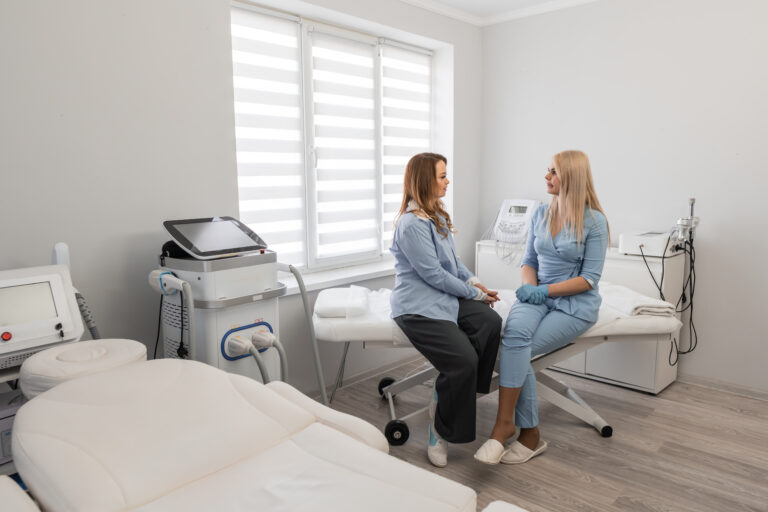 Interação com especialistas: Reunião de um cosmetologista profissional e um cliente em uma clínica de beleza