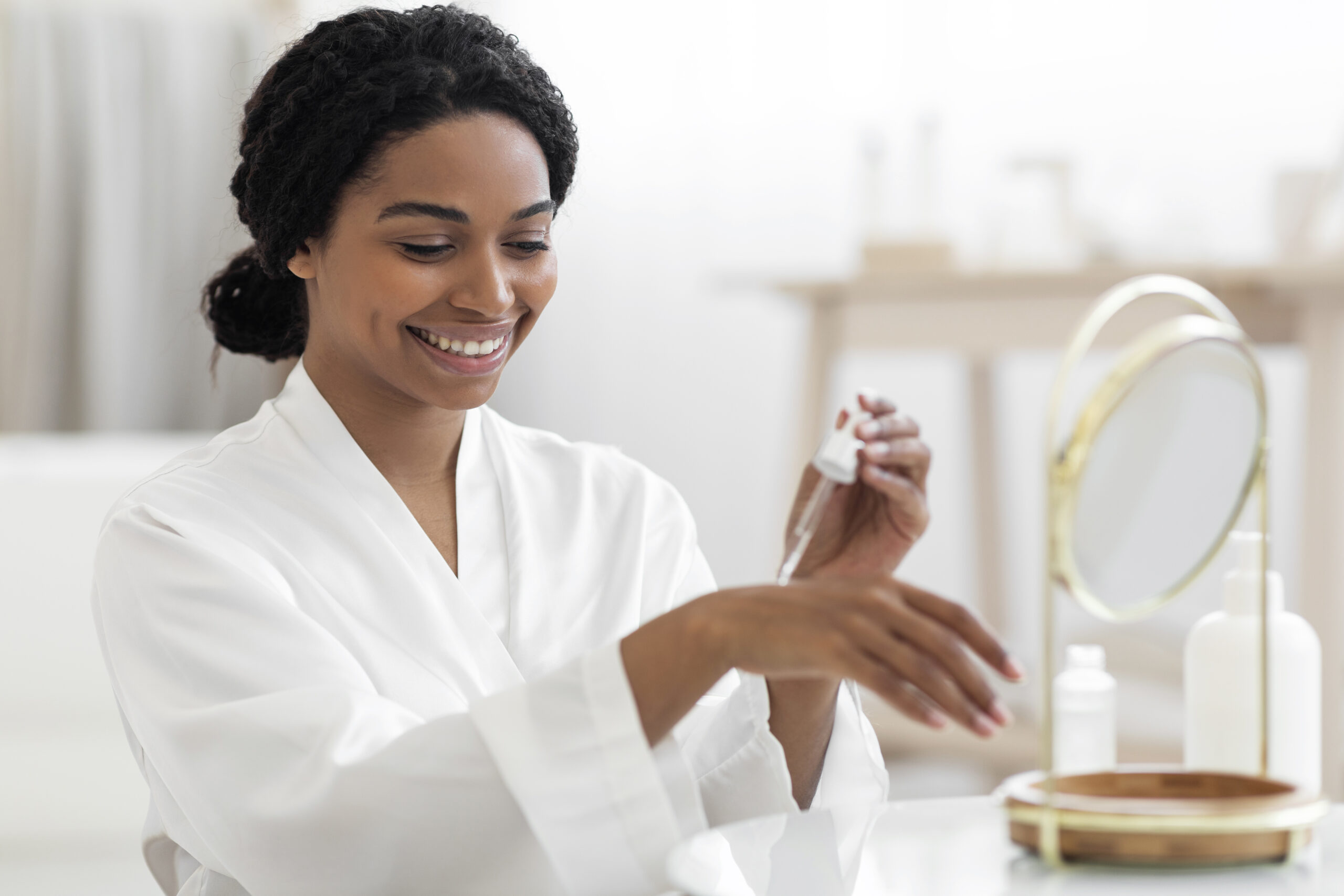 Mulher passando fluido hidratante na mão